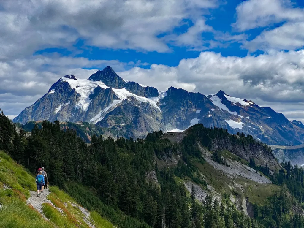 Find hidden hiking trails in Washington State: five quiet hikes with distances, passes, road warnings and best seasons checked against WTA and park data.